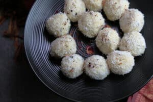 Coconut Laddu: కాస్త తీపి తినాలంటే ప‌చ్చి కొబ్బరి లడ్డూలు చేసి తినండి